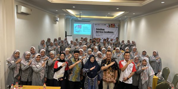 Foto bersama peserta Pelatihan Service Excellence RSI Aisyiyah Malang di Hotel Same Malang.