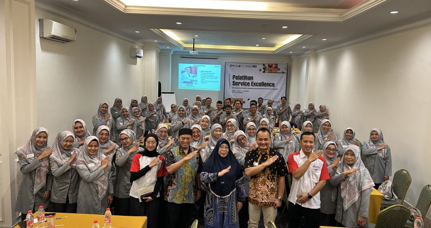 Foto bersama peserta Pelatihan Service Excellence RSI Aisyiyah Malang di Hotel Same Malang.