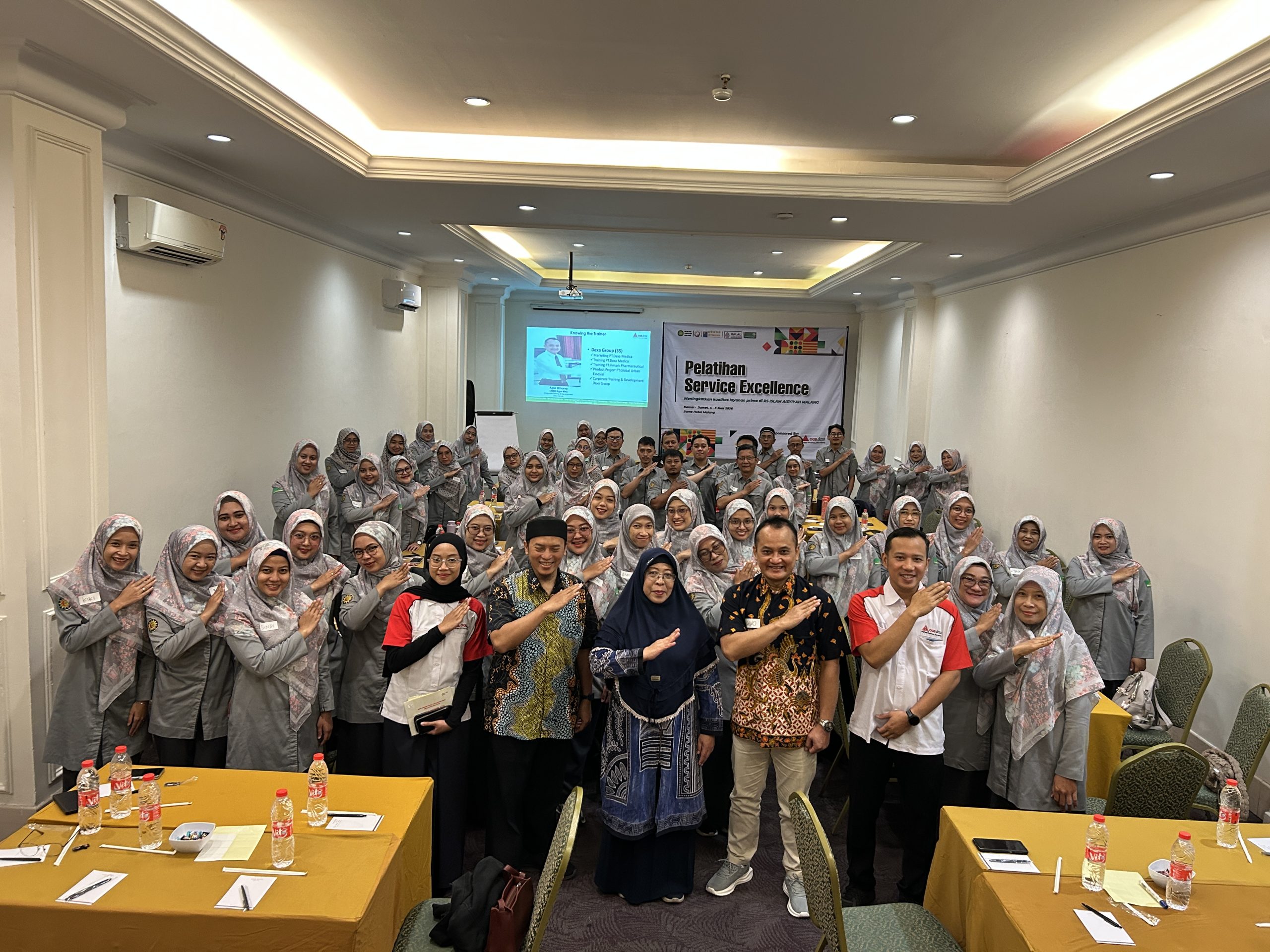 Foto bersama peserta Pelatihan Service Excellence RSI Aisyiyah Malang di Hotel Same Malang.